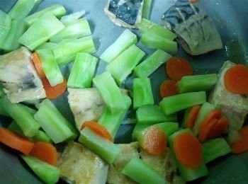 step5: 倒入步驟3的<span class="group_1">食材</span>，與鯖魚輕炒。