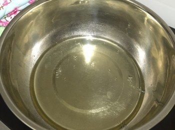 step1: 預備2隻雞蛋白放入器皿內
（切記不器皿不能有水）