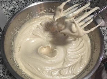 step8: 打到<span class="group_3">蛋白霜</span>有痕跡時，轉低速打到蛋白堅挺硬發泡