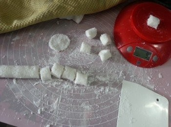 step11: 西米皮凍後加少許澄麵於枱面,將西米搓成長條,(如痴手加些澄麵)切9g1粒