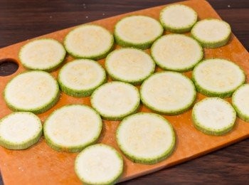 step3: 翠玉瓜洗淨印乾，切成約 1 厘米厚片，兩面平均灑上鹽備用。