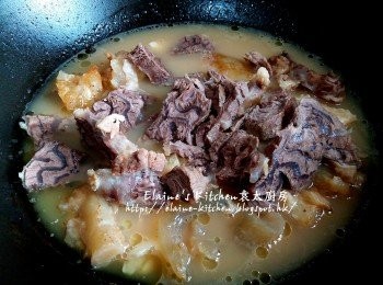 step7: 1小時後將牛展盛起切件放回鑊中