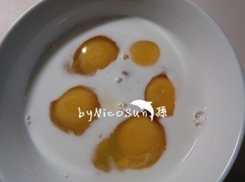 step2: 雞蛋加入牛奶.糖.及日式醬油 輕輕攪拌