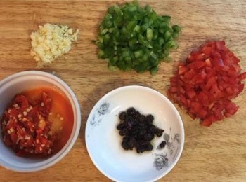 step4: 青、紅椒切小丁；蒜切末；豆鼓用水洗一下即可。蔥則可用可飲用水洗淨擦乾後，切細蔥花備用。
自制剁椒連結:
 https://cook1cook.com/recipe/32470