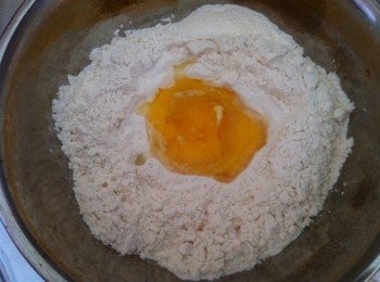 step1: 將高筋麵粉篩過，加入所有<span class="group_1">食材</span>。