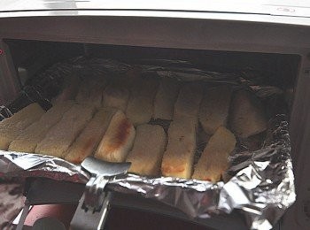 step6: 將沾裹牛奶糖粉的饅頭棒放在鋪上錫箔紙的烤盤，以上下火，溫度220，約25分鐘進烤箱烤~