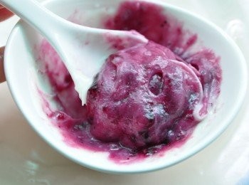 step1: <span class="group_2">莓果沙拉醬</span> 新鮮水果做成的果醬，酸酸甜甜的搭配沙拉醬，讓孩子愛上吃蔬菜!