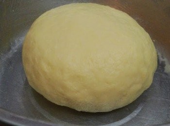 step4: 把已搓好的麵團放置在大碗中，在麵團表面噴少許水再用保鮮膜包著存放在温暖的地方進行第一次發酵1小時 。