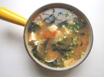 step6: 最後放入海帶芽及蔥花即完成