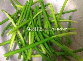 step1: 蒜苔川燙後、放入冷水內、冷卻後取出備用