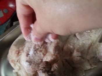 step4: 將豬肉用插插鬆,再用2湯匙鹽灑滿整塊豬肉