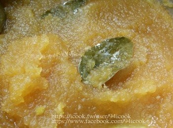 step6: 趁熱將果醬裝瓶，裝滿蓋緊後倒扣，趁熱倒扣可保持真空狀態 ，煮瓶口殺菌瓶子倒扣沸水煮滾10分鐘，取出放涼待冷卻放冰箱冷藏