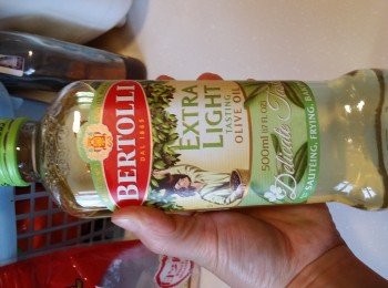 step3: 煮至稠身後，下，轉大火。
下黑胡椒及米酒。
把炒至全熟，下青葱碎便可上碟。