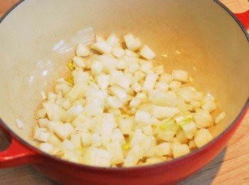 step1: 厚底鍋裡加熱橄欖油，加入洋蔥丁，中火炒至透明柔軟，加入蒜末翻炒約1分鐘