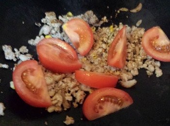 step6: 加入番茄煮至蓉。
