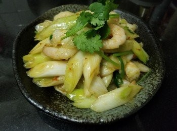 step5: 做法：

先將虎蝦用少少鹽，胡椒粉，糖，黃酒，麻油醃 10 分鐘，爆香蒜頭，乾蔥將虎蝦爆炒至半熟上碟，再爆香蒜頭，乾蔥，薑片爆炒京蔥，少少糖，雞粉，少少水煮滾，將虎蝦回鑊，大火炒至收汁，少少麻油，生粉水埋芡，完成。