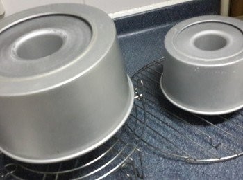 step20: 拿出，將蛋糕模離地10cm，噔幾下，倒扣在架子上，它們自然冷卻（起碼1小時）