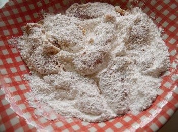 step2: *肉片裹滿樹薯粉~