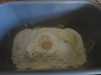 step2: 依材料表由上而下的順序放入麵包容器。(除了葡萄乾）