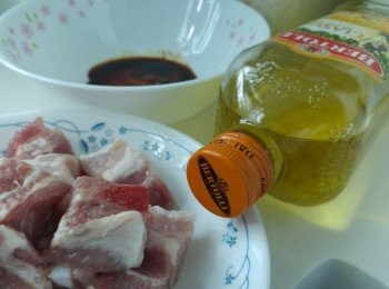 step1: 先將<span class="group_2">醃料</span>醃腩排十分鐘後,再落百得利純正橄欖油半湯匙,醃最少一小時。