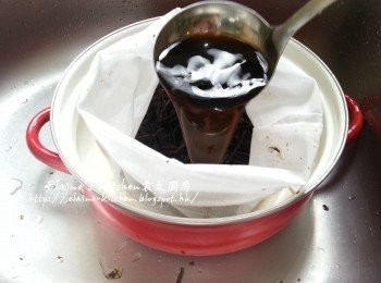 step7: 布袋或魚袋放煲內 , 將搓過的涼粉草放入 , 再倒入涼粉水隔渣