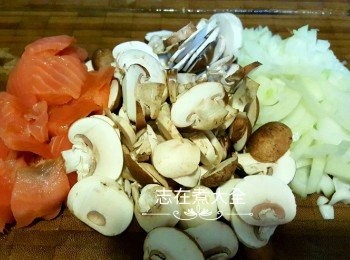 step2: 洋蔥切粒，磨菇切片，煙三文魚切碎備用