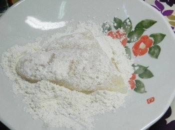 step3: 魴魚排切成三塊，沾麵粉