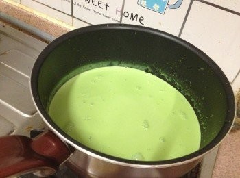 step1: 1) 脫脂奶+忌廉+加綠茶溶液混合，最慢火煮熱，加入砂糖，煮至糖完全溶化。

試味，***此時可隨喜好加入砂糖至適合自己口味。