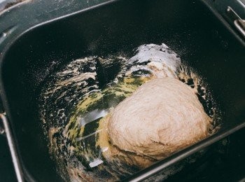 step2: 先量好液狀材，次序為先下蛋，再下湯種，最後加水至250g後加入麵包機
再下全麥麵粉、高筋麵粉、糖、酵母、鹽（切記鹽跟酵母要分開兩邊不然酵母會死的）先開搓麵模式搓10分鐘至成團
再下油，重新開搓麵模式搓20－30分鐘