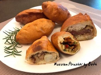 step9: 切開的包子，由左至右依序是馬鈴薯培根、香料蔬菜以及炸牛小排三種口味