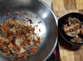 step3: 將焗好的大地魚拆肉待用,硬骨部份不要