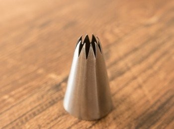 step13: 示範中的長條形<span class="group_3">朱古力味</span>曲奇，是以三能 SN7102 十齒花嘴-2（中）製作（圓徑13*圓徑25*40），此份量約做 18 塊（每塊約 3 吋長），烤焗時間約 9 分鐘。