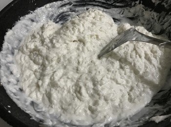 step5: 白鑊（切記不要落油）加入蘿蔔絲及冰糖炒至蘿白開始軟身，起初蘿蔔炒時出水，慢慢炒水份開始收少便可關火。倒內粉漿炒勻，加入鹽丶雞粉丶胡椒粉攪勻。