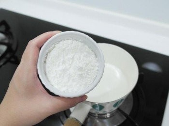 step3: 接著倒入玉米粉以及砂糖~~