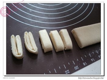 step5: 切成1-1.5cm一件。 (如酥皮太軟, 可以先放入冰箱30分鐘再處理)