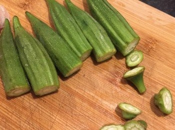step1: 秋葵洗淨瀝乾水，先切去秋葵頂尖。
