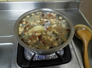 step5: 再放入豬腳煮至入味，喜歡Q彈的約30分(小火) 喜歡入口即化近電鍋(一杯半米水)