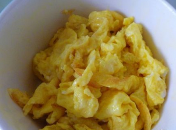 step3: 熱油鍋，倒入雞蛋液，雞蛋翻炒幾下成型就馬上盛出。