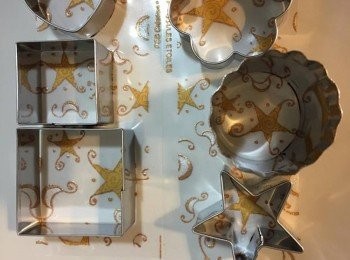 step2: 把朱古力印紙剪開鋪平在碟上，模具放置在想印之花紋上