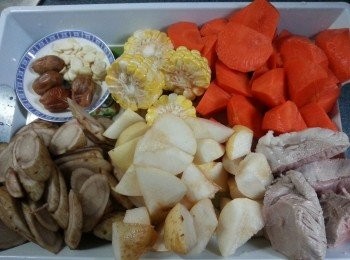 step2: 準備所有材料:甘筍.新鮮牛蒡去皮洗淨切片,粟米斬段,雪梨去核切件,蜜棗.南北杏洗淨