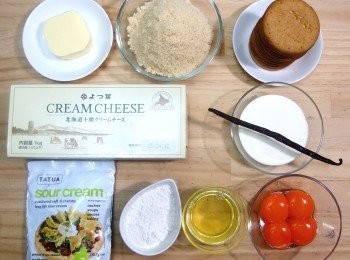 step1: 準備所有材料。低筋麵粉過篩,奶油放入耐熱容器裡,隔水加熱使其融化。檸檬清洗乾淨外皮再刨絲及榨汁備用。先將奶油乳酪放置於室溫軟化。