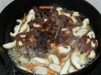 step6: 最後使用李錦記舊庄特級蠔油與其他調味料調味後起鍋