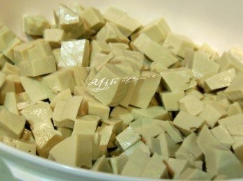 step2: 素雞切小丁 拌入<span class="group_2">調味料</span>.放入冰箱冰等待入味.