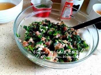 step7: 將豆苗及冬菇粒放入豬肉碎內拌勻 , 用手撻十餘下 , 蓋上保鮮紙入雪櫃靜待1小時