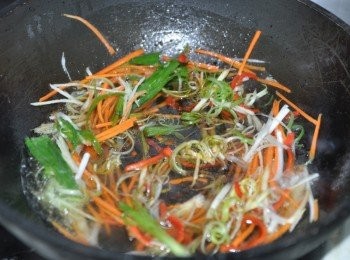 step3: 以3大匙熱油將爆香料爆香，放入<span class="group_2">醬料</span>調味滾煮一下