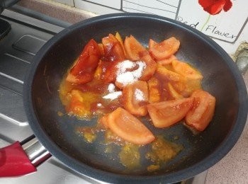 step3: 再下茄肉炒至半熟， 下茄汁， 水及糖慢火煮至番茄腍軟