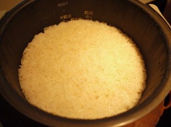 step1: 一斤的糯米(4杯米)洗淨,加入4杯水放入電子鍋煮熟即可