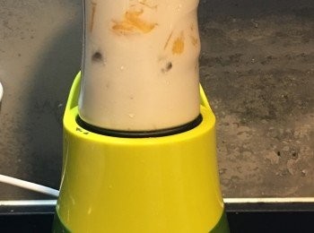 step8: 將椰奶，芒果，適量水同冰，放入攪拌機打混。