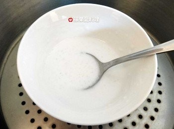 step2: 煮<span class="group_3">椰奶淋醬</span>：太白粉和水拌勻，成「太白粉水」。取出一個碗，放入<span class="group_3">椰奶淋醬</span><span class="group_1">食材</span>中的椰奶、砂糖和鹽，放入電鍋，外鍋放半杯水蒸煮。電鍋跳起後，打開鍋蓋，趁熱倒入「太白粉水」拌勻。