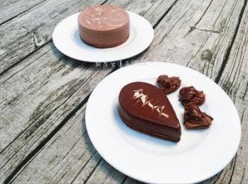 step26: 脫模時,可以利用吹風機,對著模具的週邊吹,或也可以用熱毛斤敷,要取出時先看一下外圍的慕絲是否已從模具上分離喔!! 脫完模後請放回冷藏再冰一下,讓蛋糕固定. 不做漸層式的話也可以做成大理石或單色的慕絲,家裡有其它模具者亦可以善加利用. 底層的蛋糕邊角料可以用模型壓出可愛的型狀後用巧克力醬澆淋做裝飾.